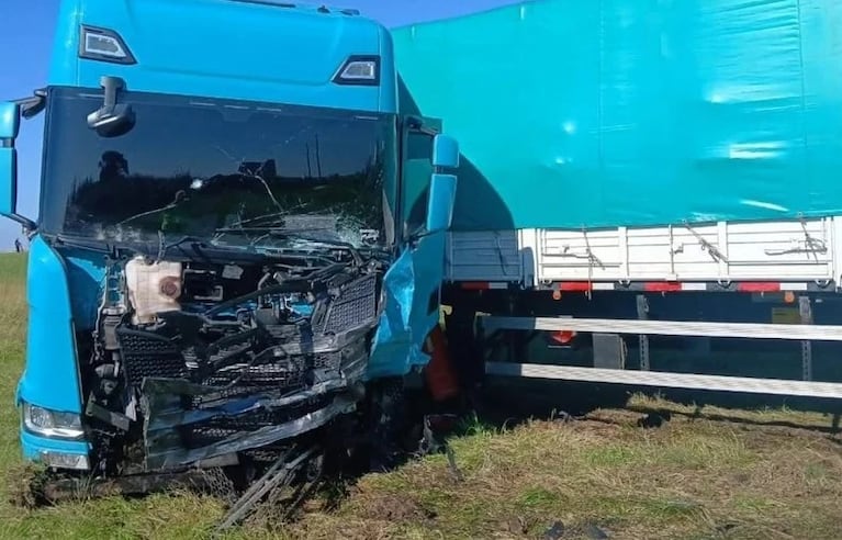 EL camión que chocó de frente con una camioneta: los insólitos motivos.