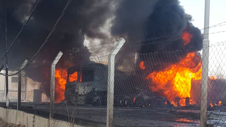 El camión que explotó en Monte Cristo. / Foto enviada a El Doce