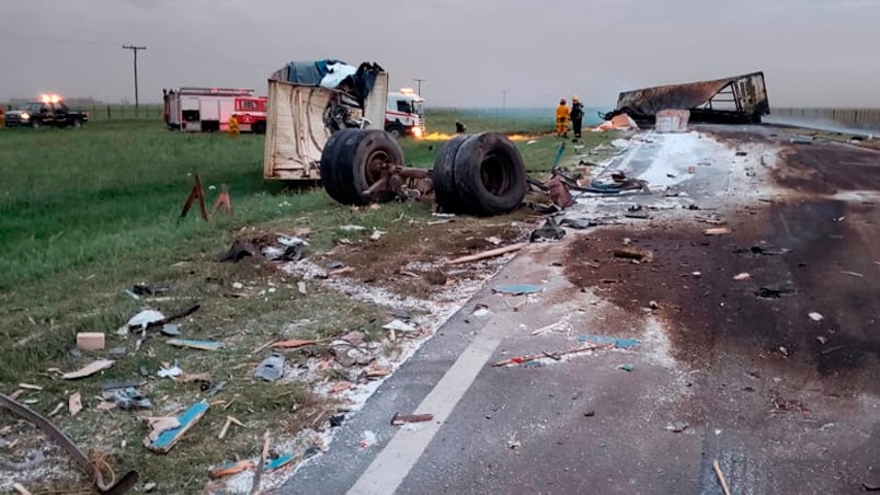 El camión que transportaba herbicidas se incendió.