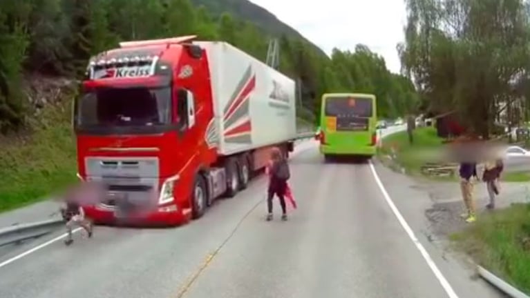 El camión quedó a centímetros del nene.