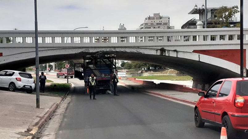 El camión quedó atascado debajo del puente Antártida, a la altura de barrio Ducasse. Foto: Prensa Policía.