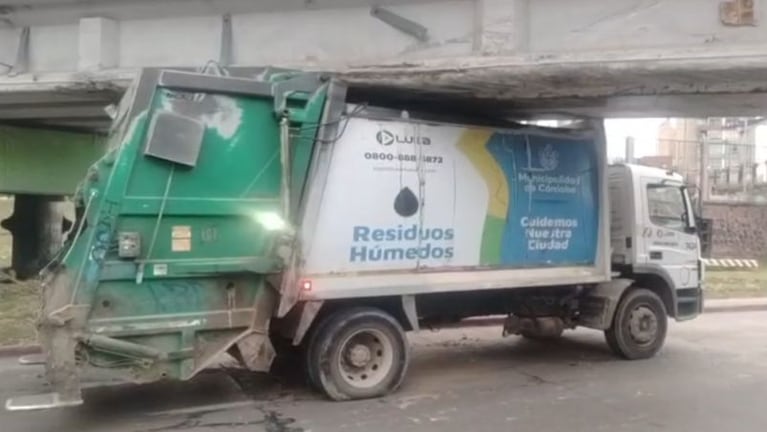 El camión quedó atascado en la Costanera.