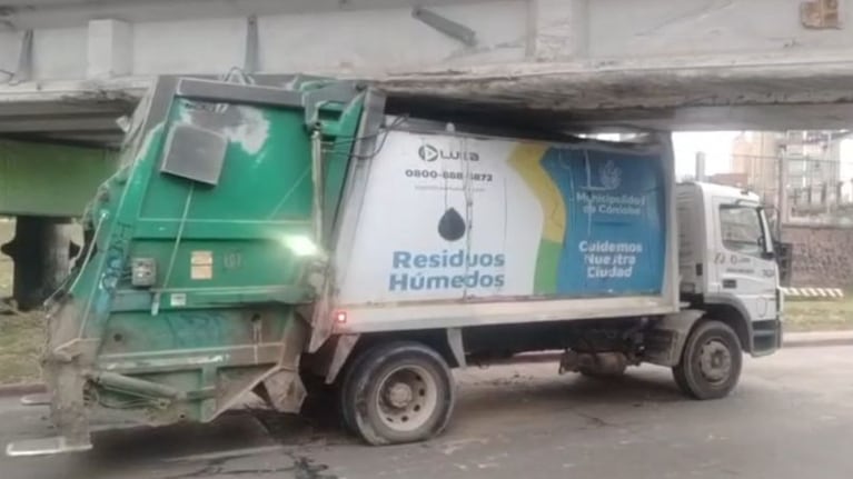 El camión quedó atascado en la Costanera.