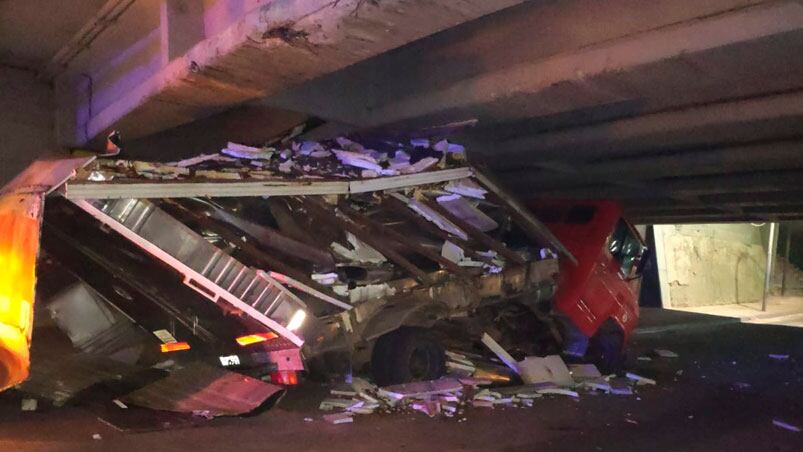 El camión quedó atrapado debajo del puente Sarmiento. (Foto: Gerardo Fornasero)