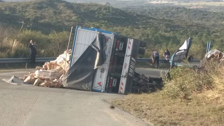 El camión quedó en medio de la ruta. Foto: Marisa Beatriz Brizzolara