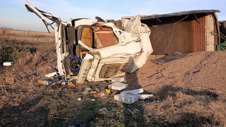 El camión quedó recostado sobre la banquina de la ruta 11.