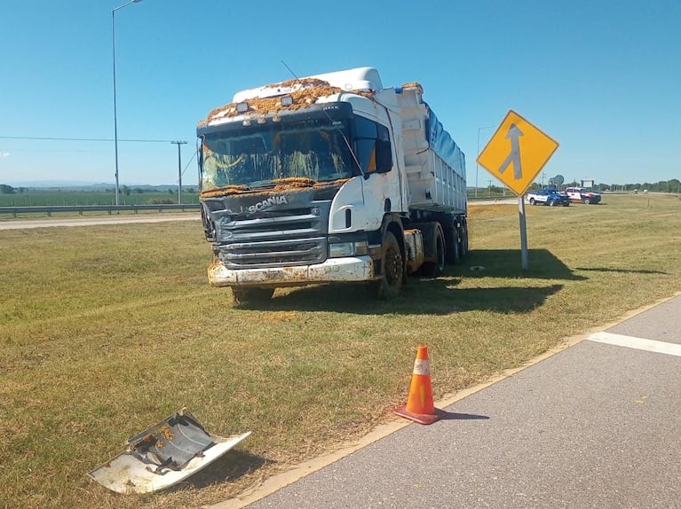 El camión Scania que chocó con la camioneta.