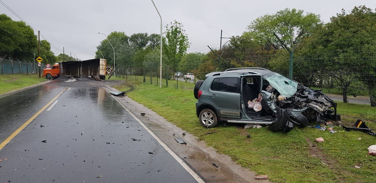 El camión se cruzó sobre la calzada e impactó contra el auto.