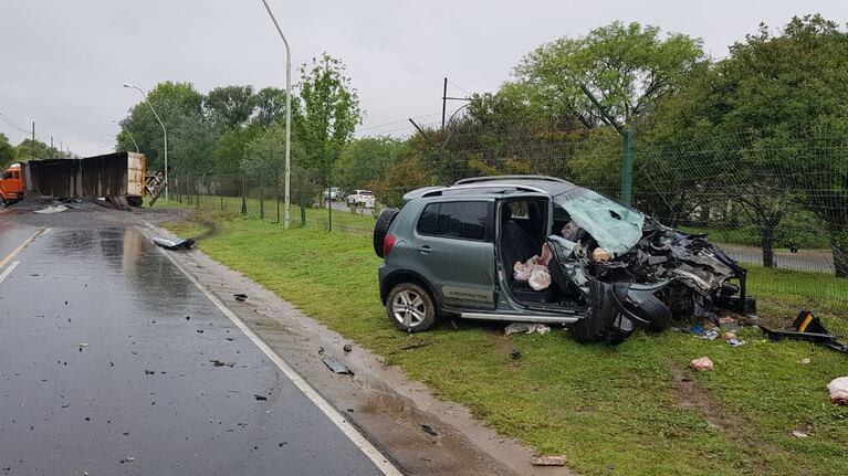 El camión se cruzó sobre la calzada e impactó contra el auto.
