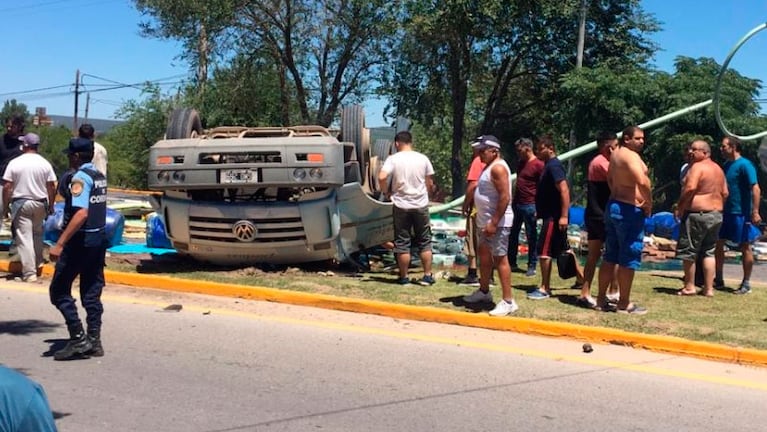 El camión se dio vuelta en la rotonda de ingreso a la ciudad. Fotos: Radio Argentina Mina Clavero 99.7