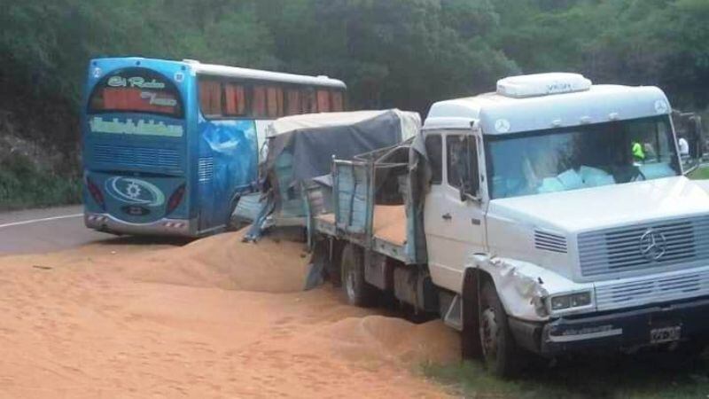 El camión se habría quedado sin frenos antes de impactar contra el colectivo. Foto: Nuevo Diario. 