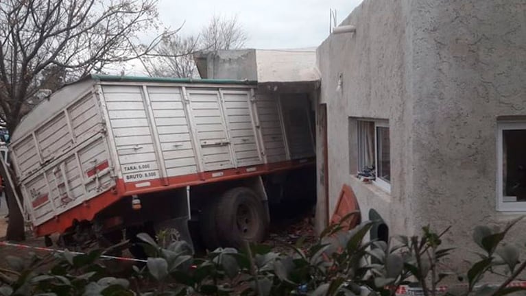El camión se quedó sin frenos y se incrustó en una casa de barrio La Quinta de Carlos Paz.