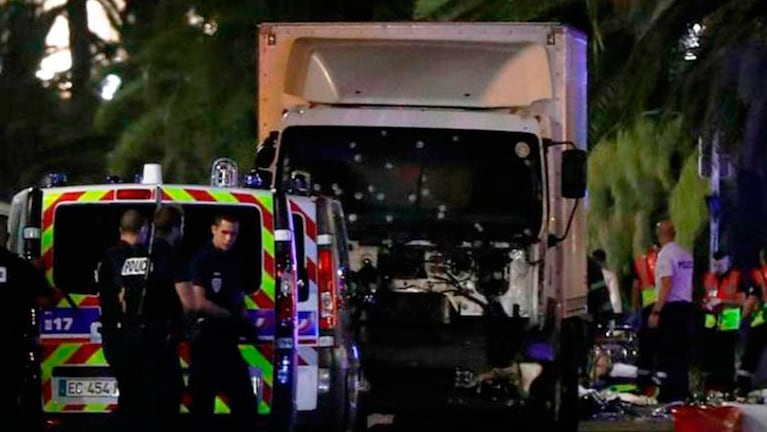 El camión terminó con numerosos impactos de bala tras el tiroteo.