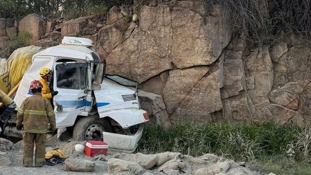 El camión terminó incrustado en una piedra del costado de la ruta.