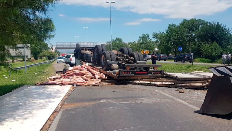 El camión tomó la curva, perdió el control y volcó.