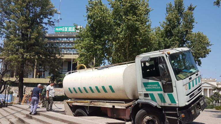 El camión tuvo que ser descargado para poder retirarlo.