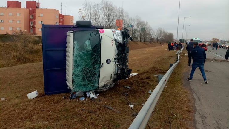 El camión volcó después de chocar contra el auto.