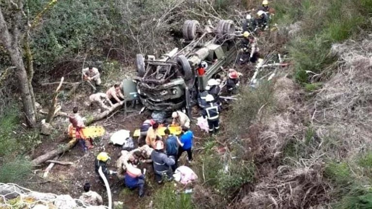 El camión volcó el jueves en San Martín de los Andes. 