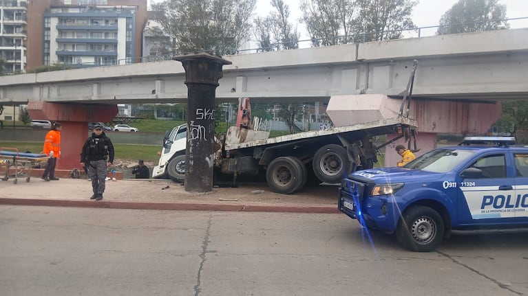 El camión volcó para el lado del Suquía.