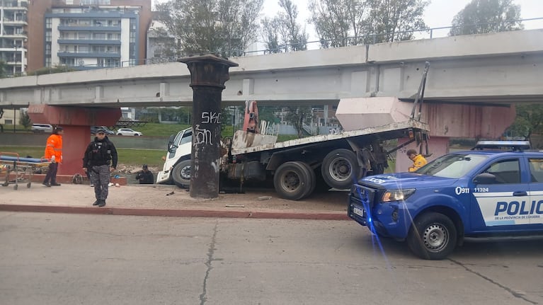El camión volcó para el lado del Suquía.