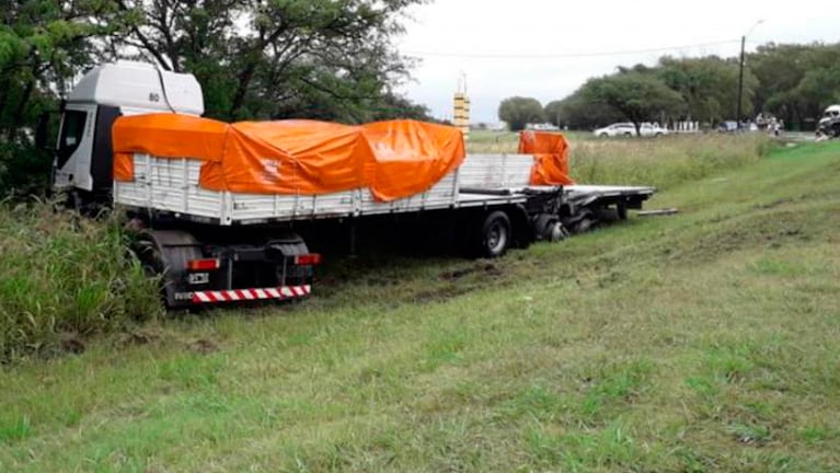 El camionero falleció en el lugar del violento choque frontal.