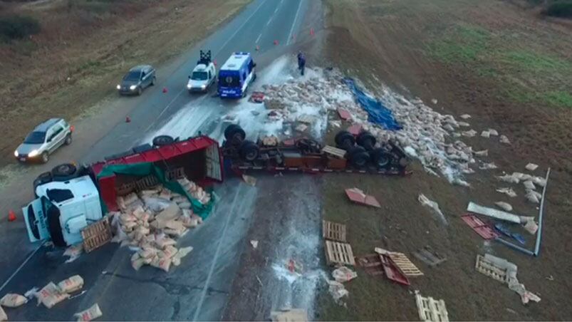 El camionero perdió el control y se dio vuelta. 