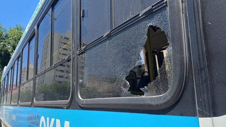 El camionero rompió una ventanilla y el espejo retrovisor de la unidad.