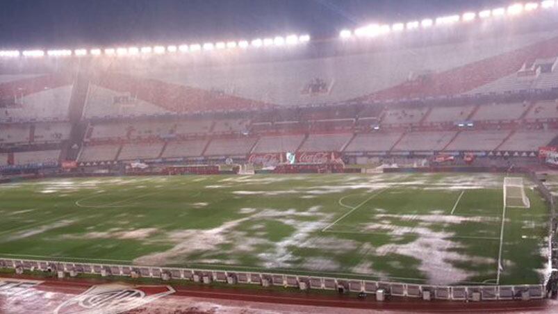 El campo de juego se parece a una pileta monumental.