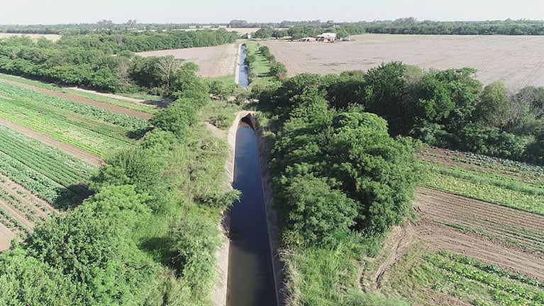El canal Los Molinos abastece de agua para riego y para consumo humano a Córdoba.