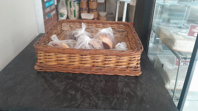 El canasto con productos en descuento, un método que cada vez aparece más en panaderías de Córdoba.