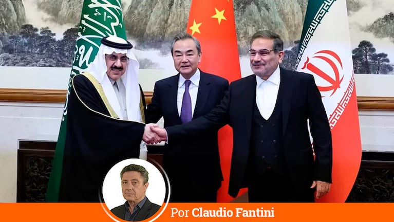 El canciller chino Wang Yi con los máximos funcionarios de seguridad de Irán y Arabia Saudita.