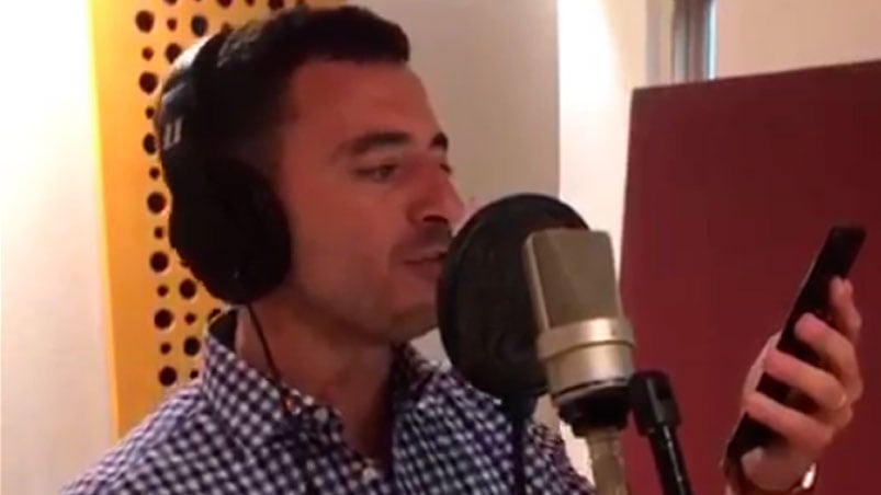 El candidato le puso su propia voz a su jingle de campaña.