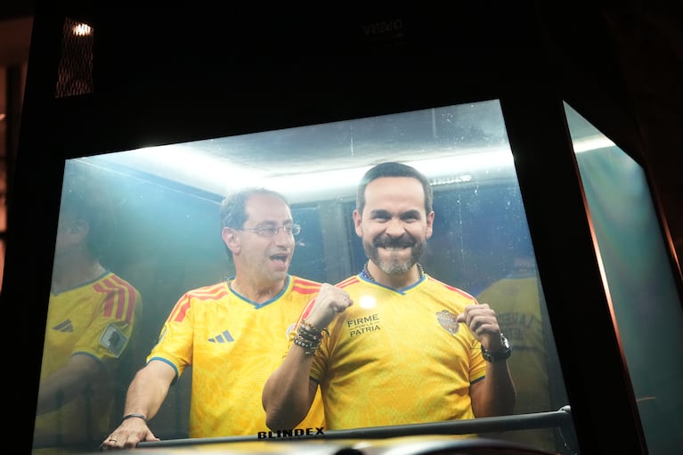 El candidato presidencial Abelardo de la Espriella, del movimiento opositor Defensores de la Patria, y su compañero de fórmula para la vicepresidencia José Manuel Restrepo viajan en una cabina blindada hacia un mitin de celebración después de que los resultados electorales lo mostraran a la cabeza en Barranquilla, Colombia, el domingo 21 de junio de 2026. (AP Foto/Rodrigo Abd)