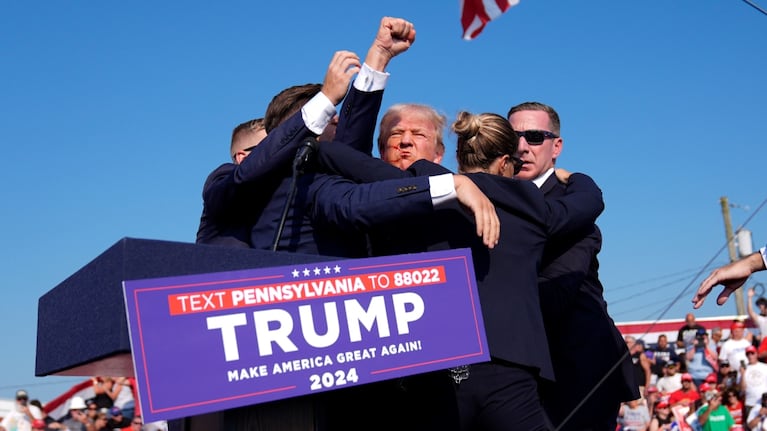 El candidato presidencial republicano y ex presidente Donald Trump está rodeado de agentes del Servicio Secreto de EE. UU. en un mitin de campaña, el sábado 13 de julio de 2024, en Butler, Pensilvania. (Foto AP/Evan Vucci)