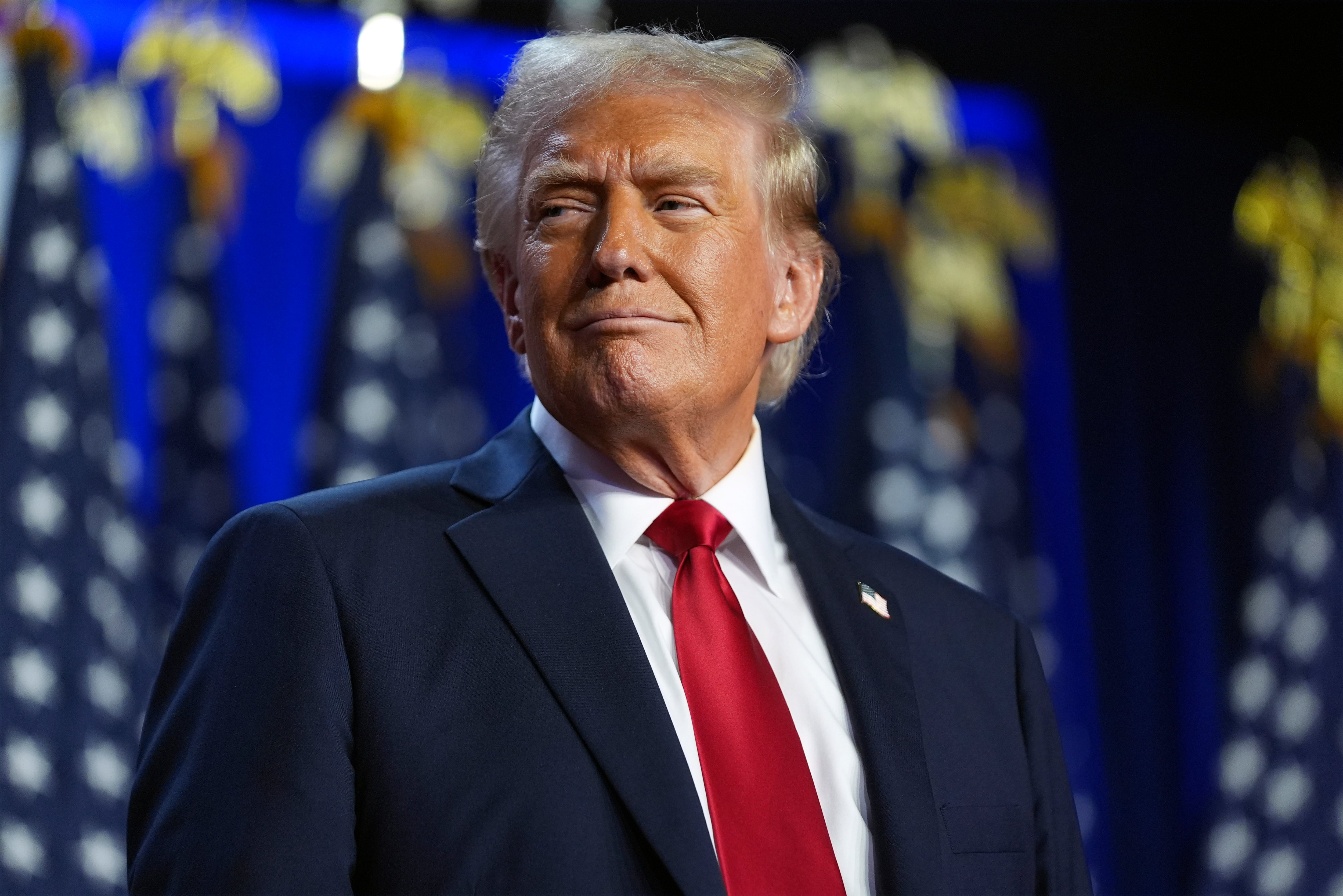 El candidato presidencial republicano y expresidente, Donald Trump, llega a una fiesta de observación de la noche electoral en el Centro de Convenciones de Palm Beach, el miércoles 6 de noviembre de 2024, en West Palm Beach, Florida. (AP Foto/Evan Vucci)