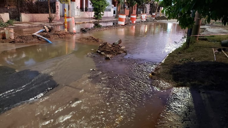 El caño se rompió en la calle Félix Paz, en el límite entre barrio Tranviarios y René Favaloro. Foto: Néstor Ghino/El Doce.