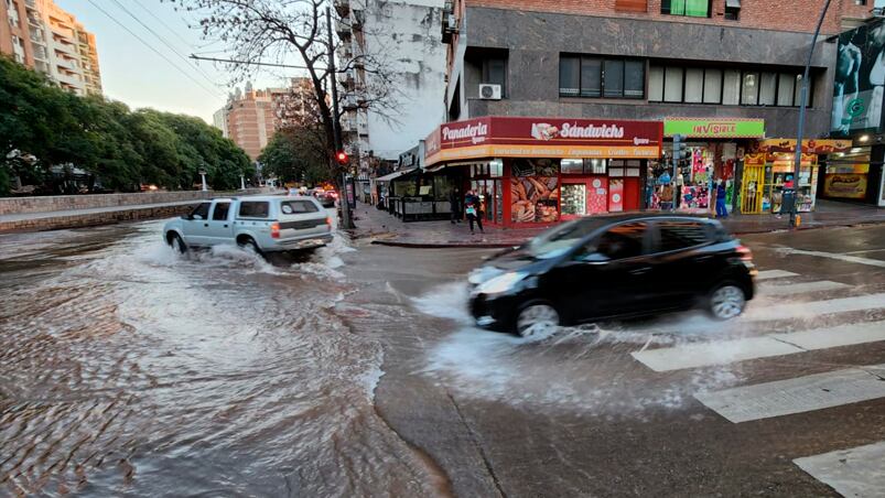 El caño se rompió este lunes a la madrugada. 