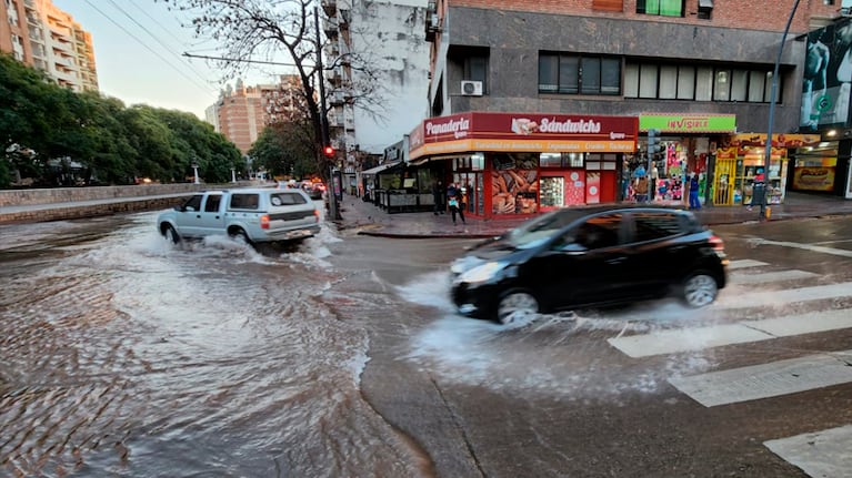 El caño se rompió este lunes a la madrugada.