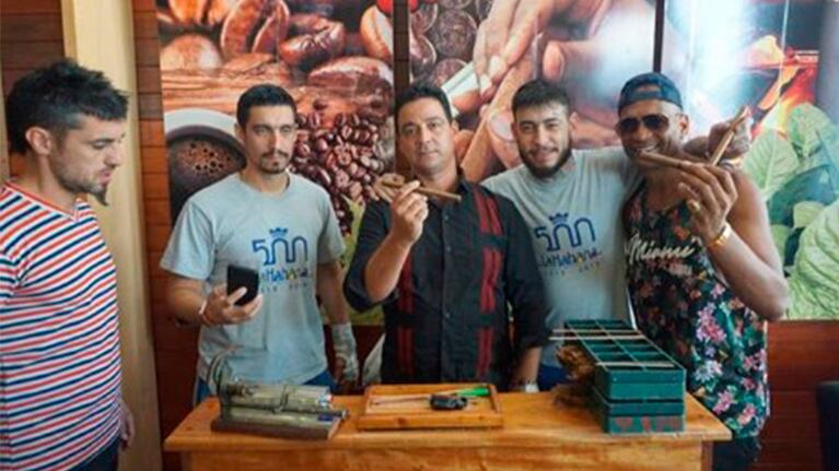 El Caño viajó a Cuba con su hermano Flavio y su mánager.