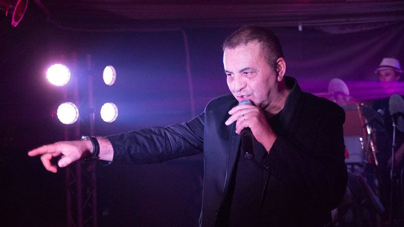 El cantante atraviesa un duro momento por la pérdida de su mamá.