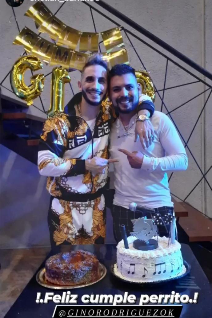 El cantante compartió un momento distinto con sus seguidores en un bar por su cumpleaños.