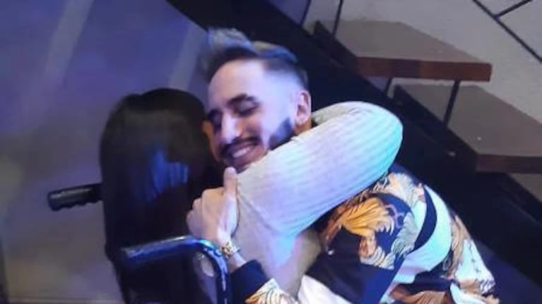 El cantante compartió un momento distinto con sus seguidores en un bar por su cumpleaños.