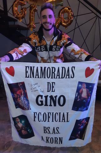 El cantante compartió un momento distinto con sus seguidores en un bar por su cumpleaños.