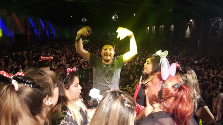 El cantante confesó que siempre se debe a su público.