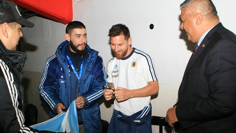 El cantante estuvo en el vestuario con Lionel Messi, que le firmó la camiseta de la selección.