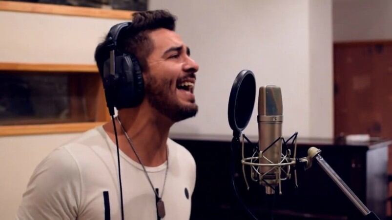 El cantante mostró otra faceta cantando una canción de otro género.