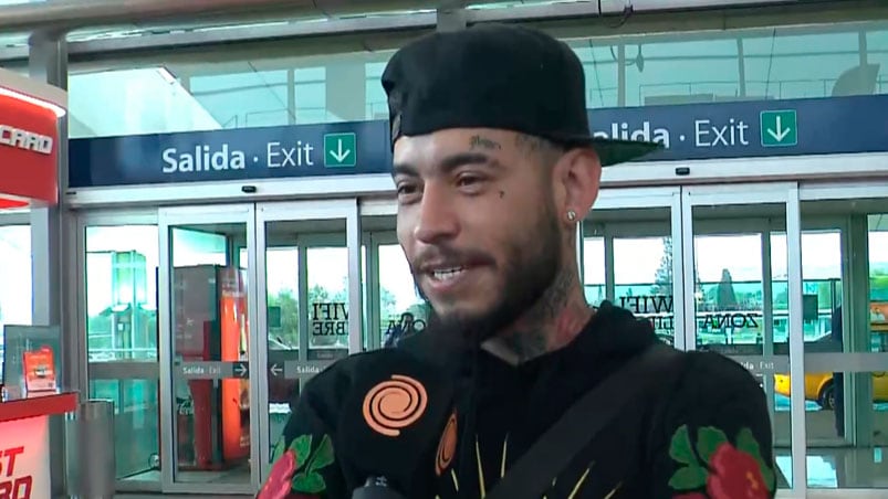 El cantante, nervioso y feliz antes del viaje.