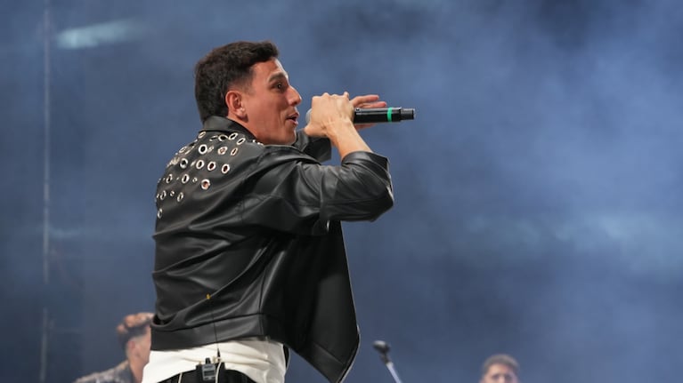 El cantante se emocionó al hablar de sus hermanos.