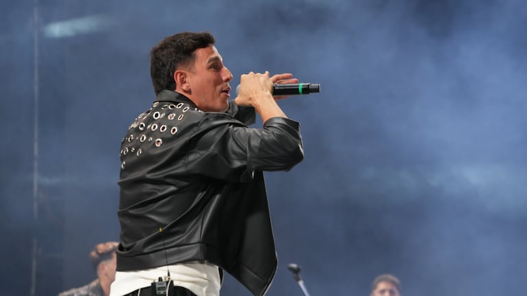El cantante se emocionó al hablar de sus hermanos.