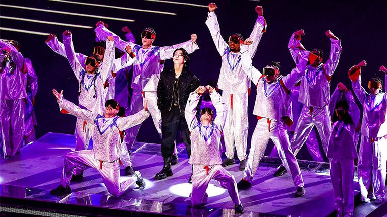 El cantante surcoreano Jungkook estuvo en el centro de la escena.